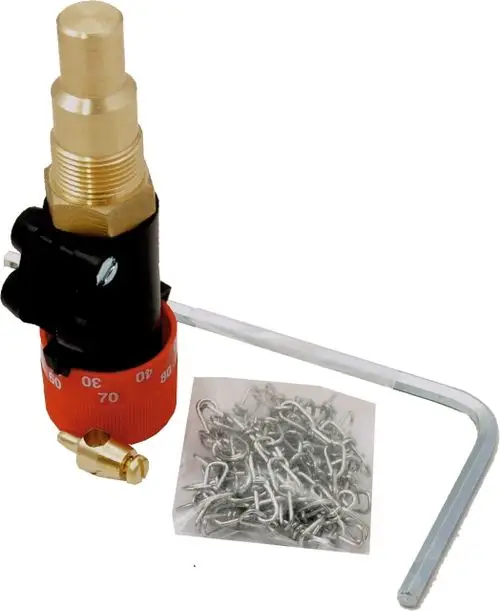 Feuerungsregler von Wolf mit einem rot gekennzeichneten Einstellring, einer goldenen Anschlussleitung, einem Montageschlüssel und einer Tüte mit silbernen Befestigungselementen.